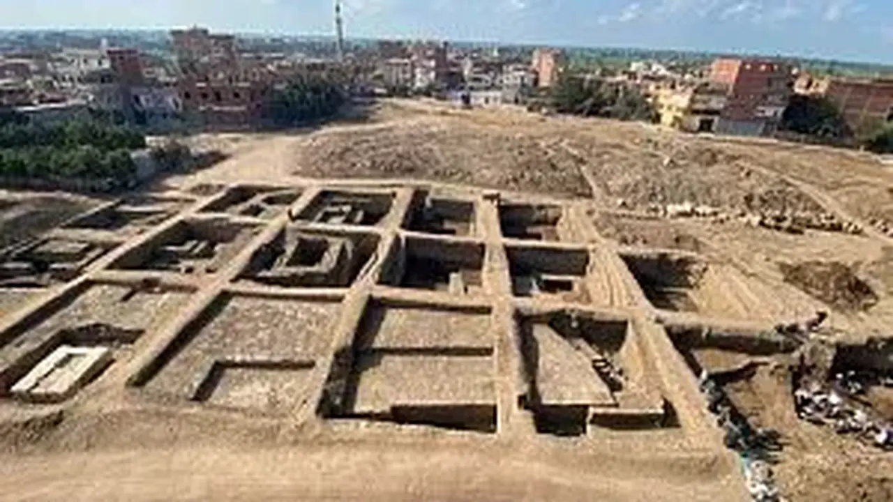 بعثة أثرية تكشف عن تمثال ضخم يرجح أنه للملك رمسيس الثاني بمصر